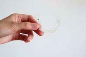 ①装着するだけでしっかり歯が動くマウスピース型装置！